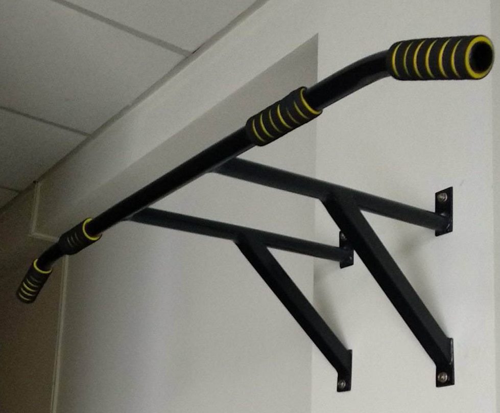 Турник на бетонный ригель